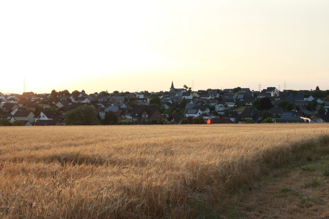 Blick über Faid mit der St.-Stephanus-Kirche im Ortsbild