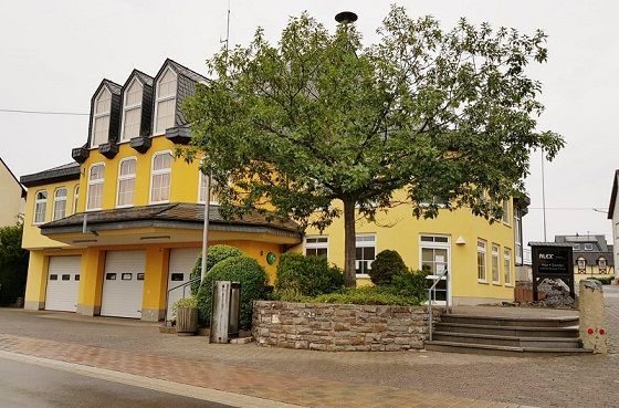 Gemeindehaus Faid mit gelber Fassade