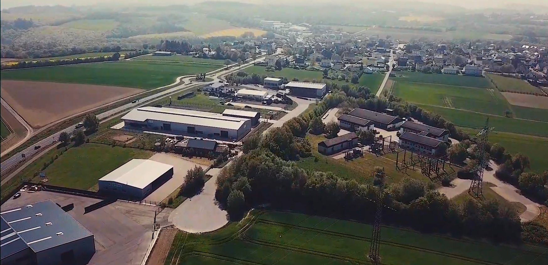 Luftaufnahme des Gewerbegebiets und der Ortsgemeinde Faid