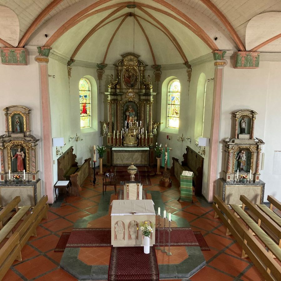Blick in das Kirchenschiff von St. Stephanus in Faid