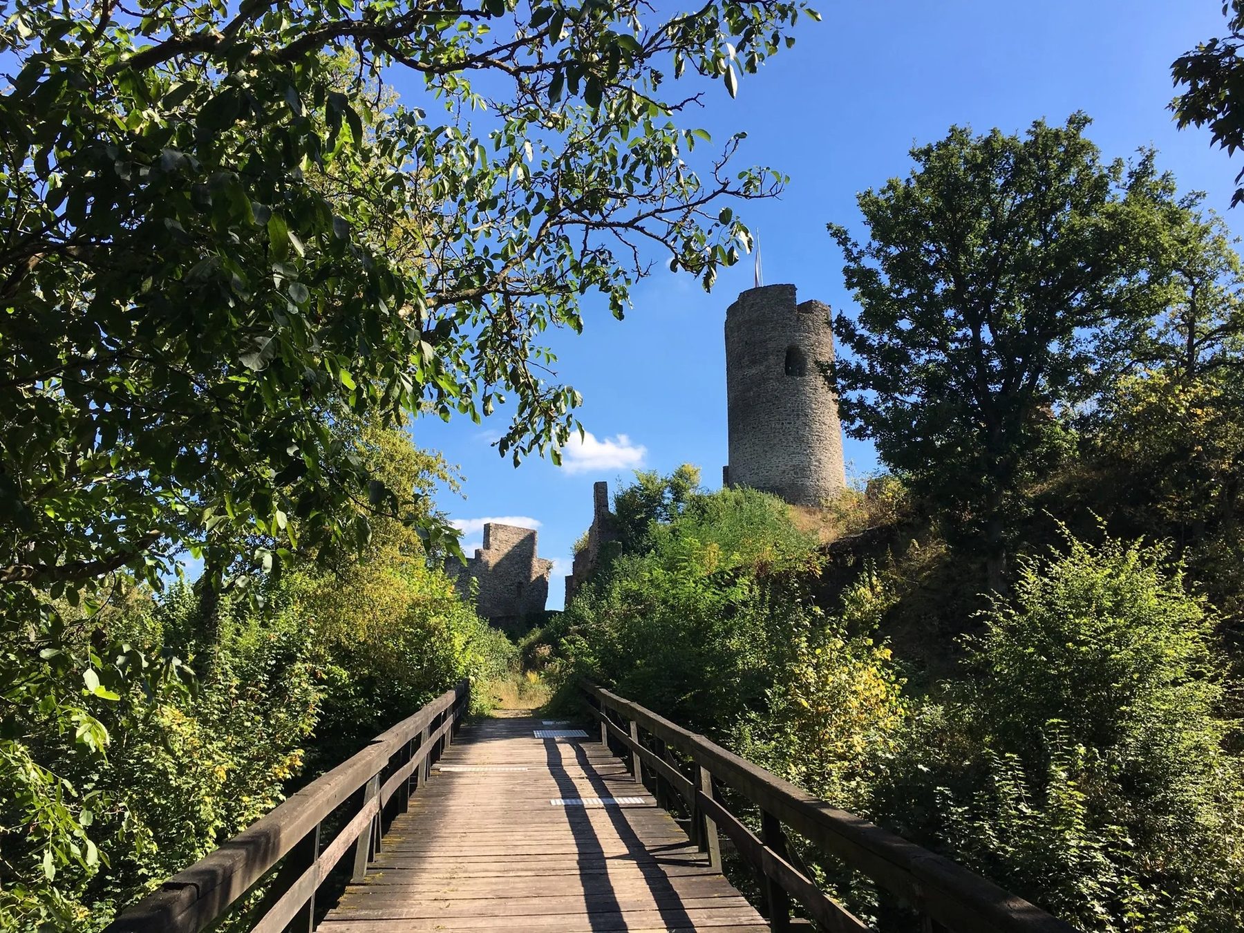 Winneburg mit Holzbrücke in der Umgebung von Faid